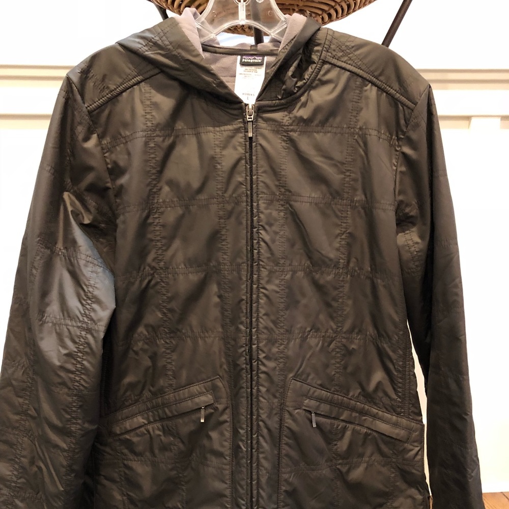 Gray quilted Patagonia Women’s lightweight jacket